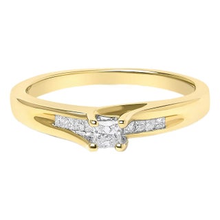 14K Yellow Gold 1/4 Cttw Princess Cut Diamond Engagement Ring, Size 7 For Sale