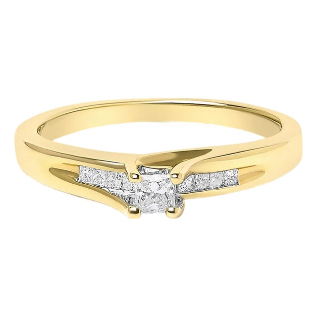 14K Yellow Gold 1/4 Cttw Princess Cut Diamond Engagement Ring, Size 7 For Sale