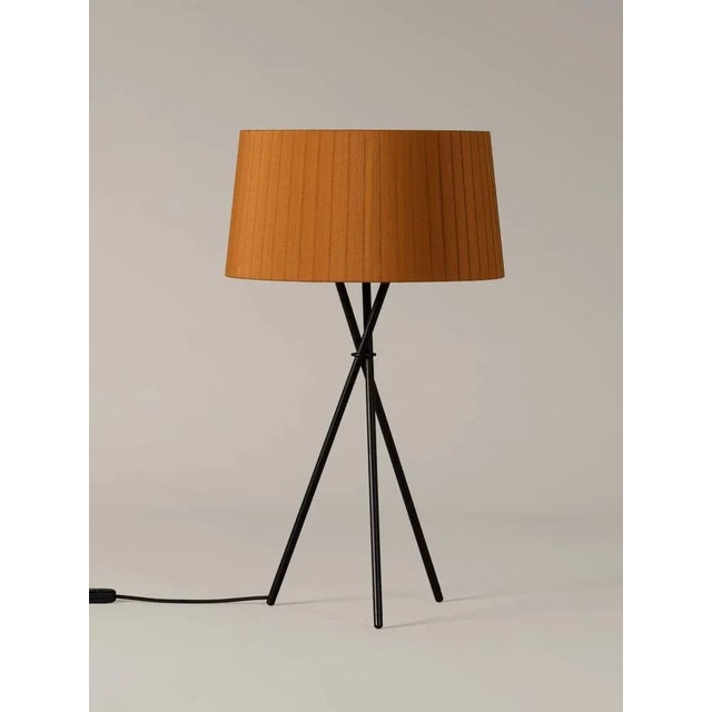 Mustard trípode g6 table lamp by santa & cole dimensions: d 45 x h 75 cm materials: metal, ribbon. Available in other...