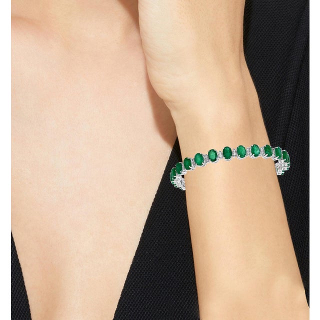 24 Carat Emerald 1.6 Carat Diamond Tennis Bracelet 14 Karat White Gold, 23 GM For Sale - Image 18 of 18