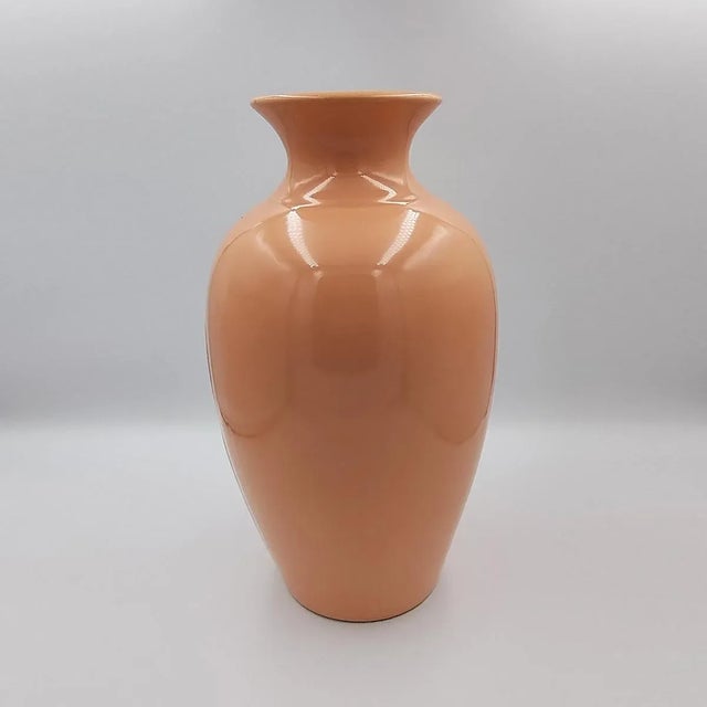 1970s Gorgeous vase by Haeger in ceramic (salmon color). Made in Usa. The item is in excellent condition Dimension:...