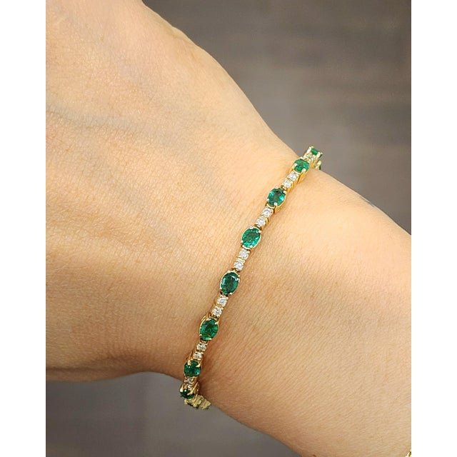 Modern 7.70 Ct Natural Emerald & Diamond Tennis Bracelet For Sale - Image 3 of 9