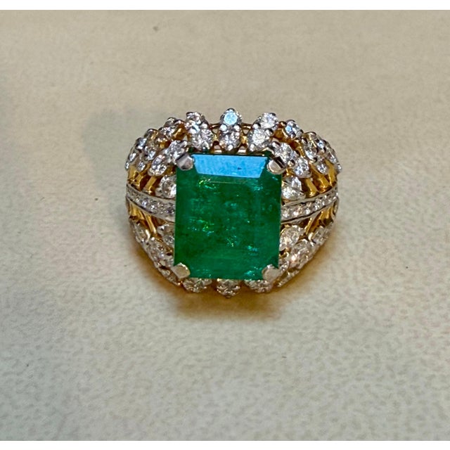 2020s Natural 4.2 Ct Emerald Cut Emerald & Diamond Ring 18 Karat Yellow Gold For Sale - Image 5 of 8
