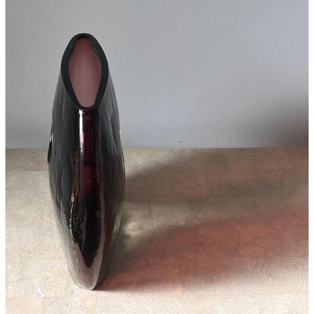 A postmodern art glass « donut hole » vase in a deep Merlot / aubergine hue, late 20th century. An elegant and stylish...