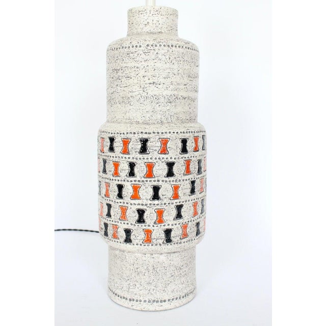 Off-white 1950s Tall Aldo Londi for Bitossi Off White Pottery Table Lamp With Orange & Black For Sale - Image 8 of 13