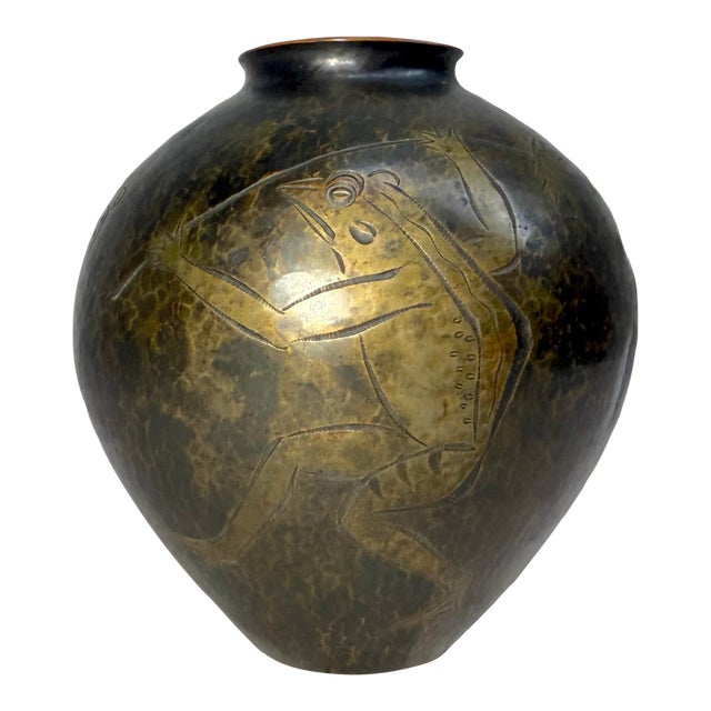 Antique Handmade Hammered Japanese Tooled Bronze Frog Scene Bronze Vase Urn For Sale