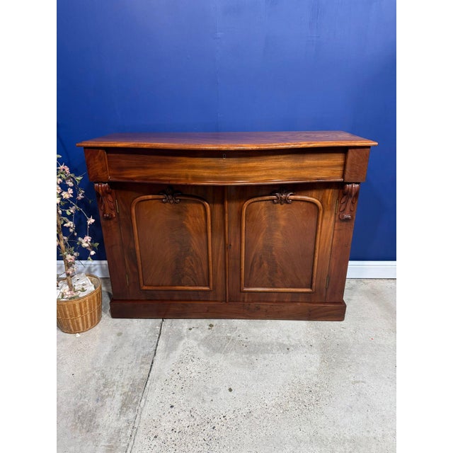 This stunning sideboard is in good solid condition. The fiery mahogany wood grain is a real showstopper. We have...