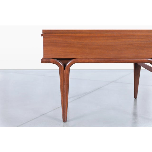 Mid-Century Modern Sculptural Walnut Nightstands / Side Tables, 1960s For Sale - Image 11 of 12