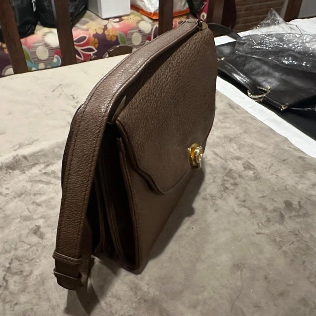 An Elegant 1970s Brown Leather and Brass Hardware Shoulder Bag by Gucci For Sale - Image 14 of 16