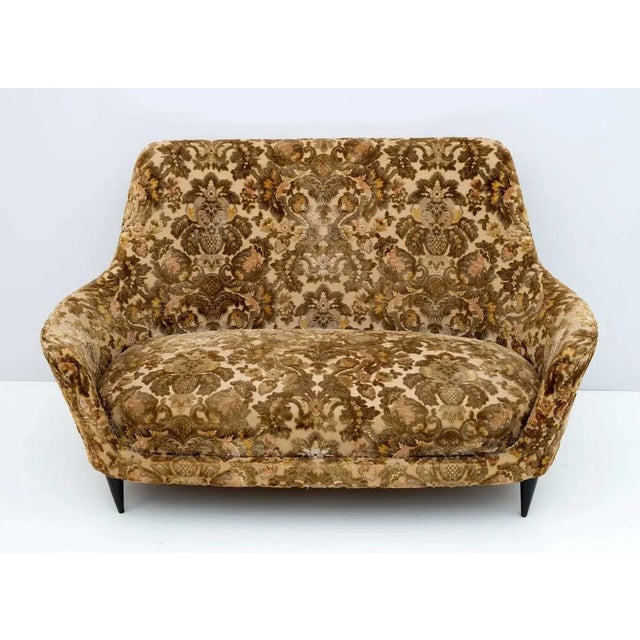 Curve sofa from the 1950s, Italian production. Original upholstery of the time, the replacement of the fabric is recommended.