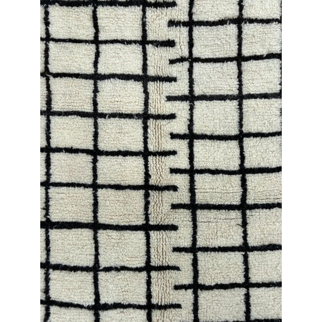 Moroccan Artist Contemporary 21st Century Moroccan White Wool Rug For Sale - Image 4 of 9