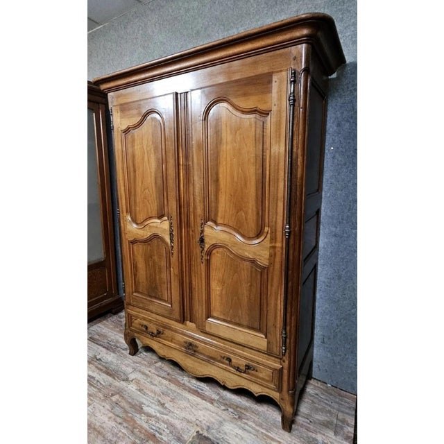Louis XV period wardrobe in solid walnut, 18th century Two doors and one drawer Cabriole legs with a scalloped stretcher...