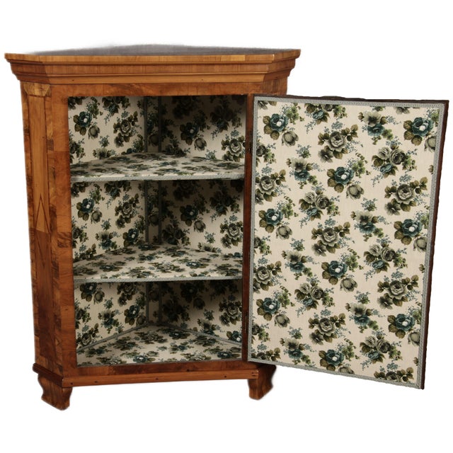 Early 19th Century Antique Baroque Corner Cupboard in Walnut Veneer, 1800 For Sale - Image 5 of 18