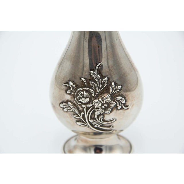 Plain Silver Vase with Flower Reliefs, in Good conditions. Designed 1920 to 1949
