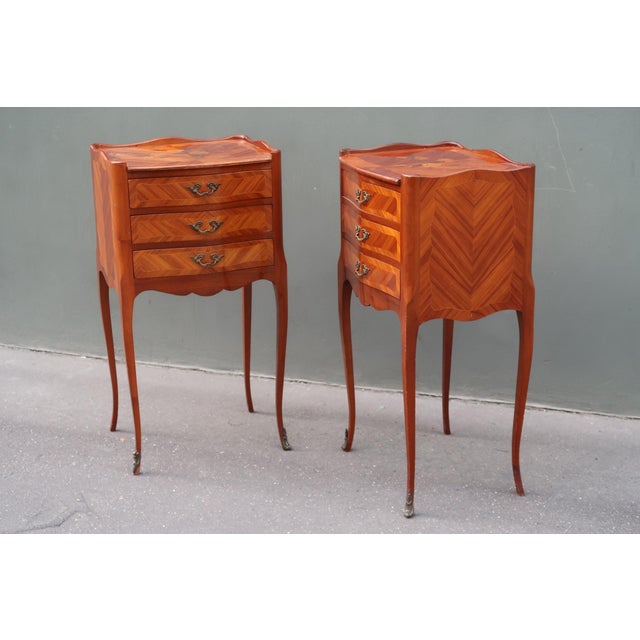1960s Pair of French Louis XV Style Rosewood Side Tables Nightstands For Sale - Image 11 of 17