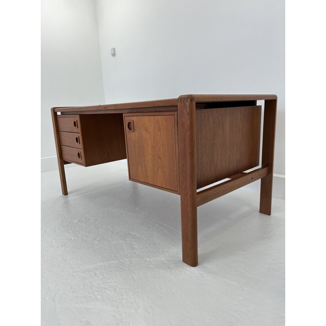 Very generous Danish design agency of heavy quality. In the typical Danish design language, this desk is carried out,...
