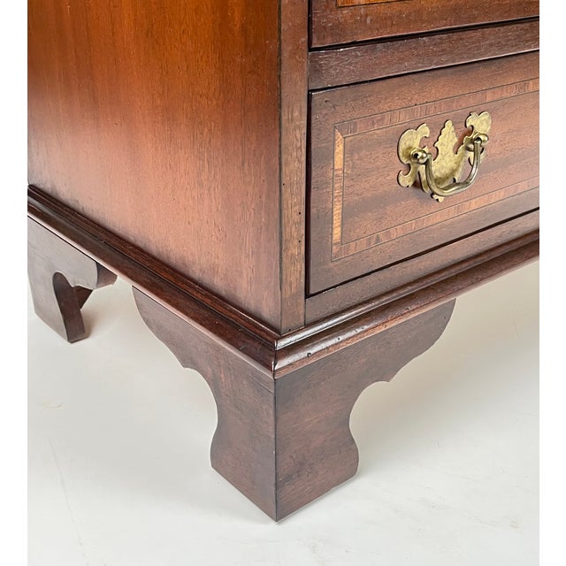 Vintage White Furniture Co. Chippendale Style Inlaid Mahogany 4-Drawer Nightstand / Bachelor Chest For Sale - Image 6 of 17