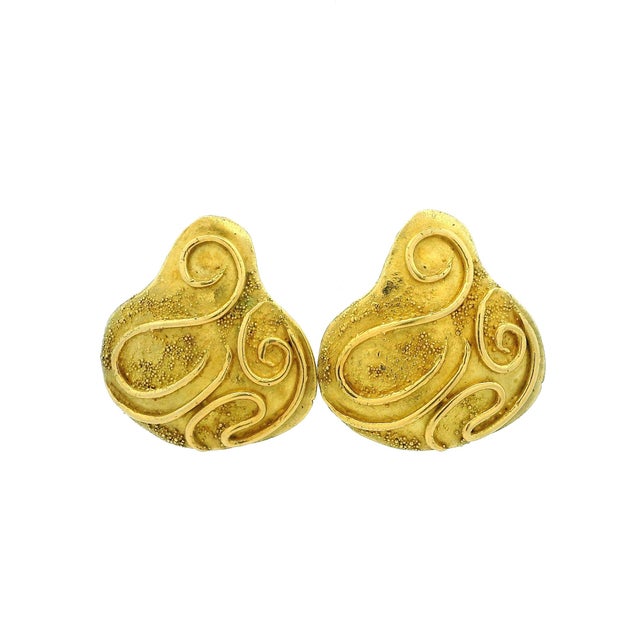 Metal 1970s Elizabeth Gage 18k Gold Sculptural Scroll Clip Earrings, A Pair For Sale - Image 7 of 17