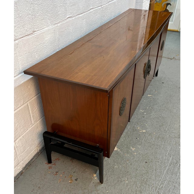 Mid-20th-Century Helen Hobey Walnut Credenza by Baker Furniture, Attributed For Sale In New York - Image 6 of 16