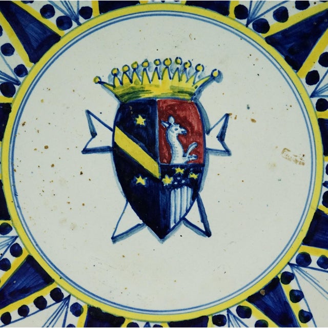 Antique Italian Ceramic Plate with Noble Coat of Arms from Montelupo Manufacture, 1700s For Sale - Image 13 of 18
