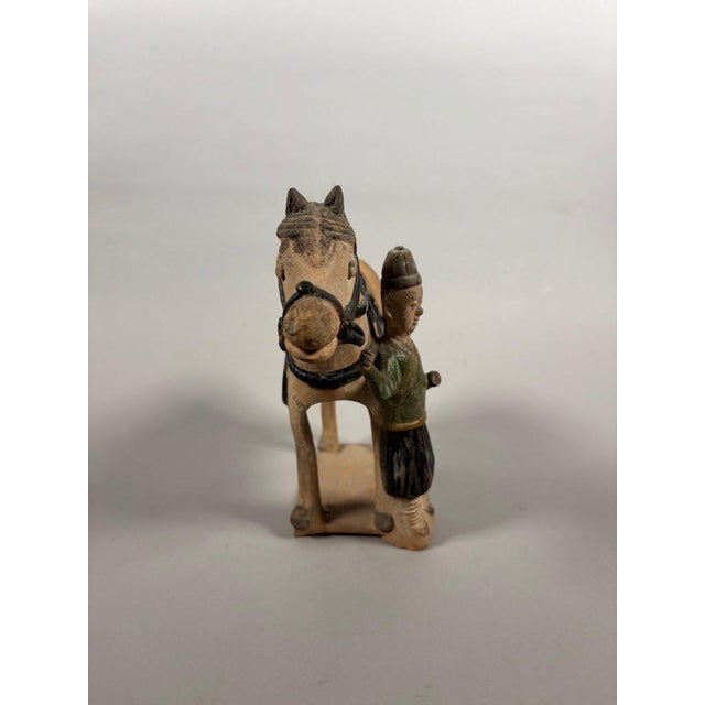 Ming Dynasty Mingqi figurine of a groom, terracotta - China, 22cm, Archaeology For Sale - Image 4 of 9