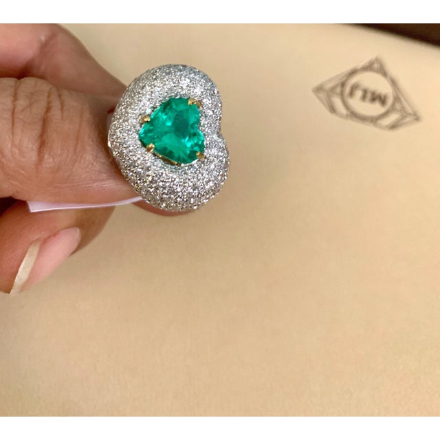 3.5 Carat Heart Shape Colombian Emerald and Diamond 18 Karat Gold Ring Estate For Sale - Image 9 of 18