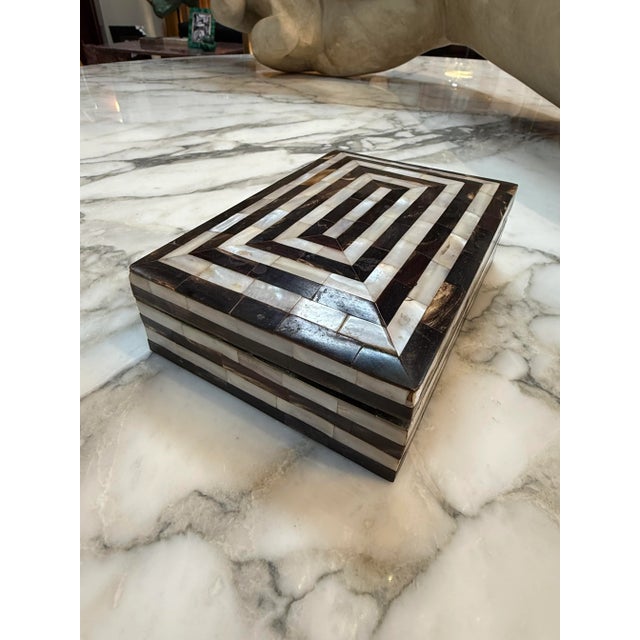 1950s 1950s Geometric Mother-of-Pearl and Horn Inlay Decorative Box For Sale - Image 5 of 7