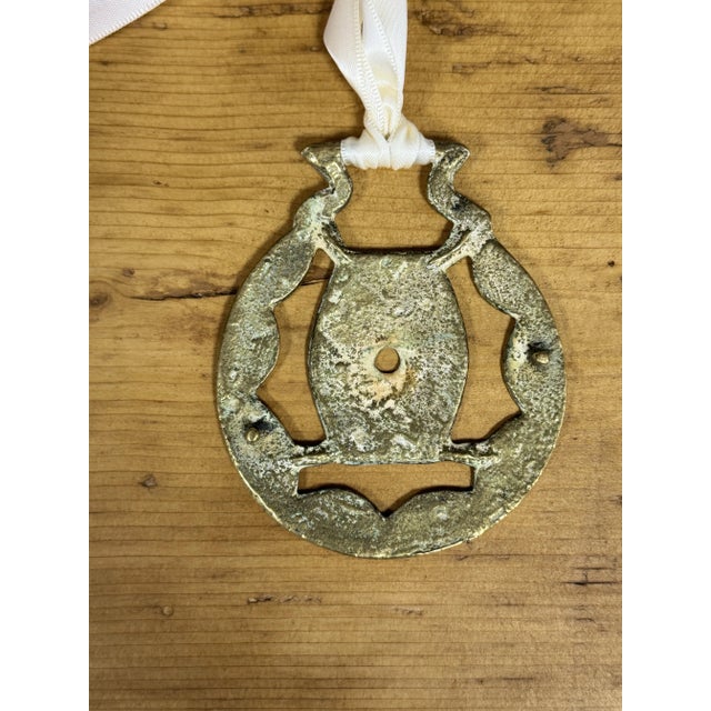 This vintage English horse brass ornament is a timeless example of traditional craftsmanship. The beautifully cast brass...