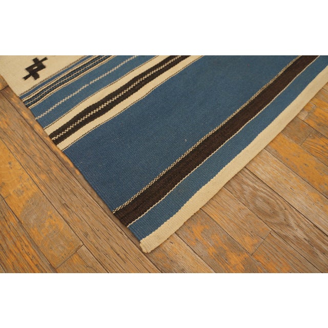 Mid 20th Century 1940s Gray Tribal Medallion Antique Mexican Chimayo Flat Weave 4'8" X 6'8" Flatweave Wool Carpet For Sale - Image 5 of 5