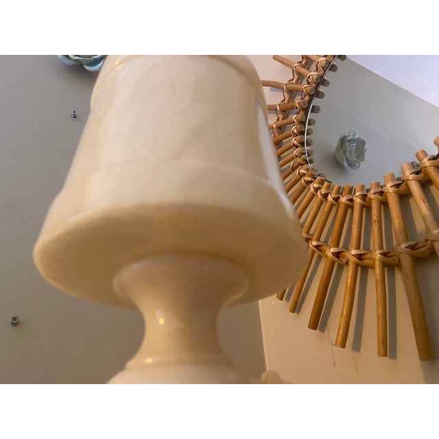 1970s Vintage Spanish Pegasam Alabaster Table Lamp With White Doves For Sale - Image 5 of 8
