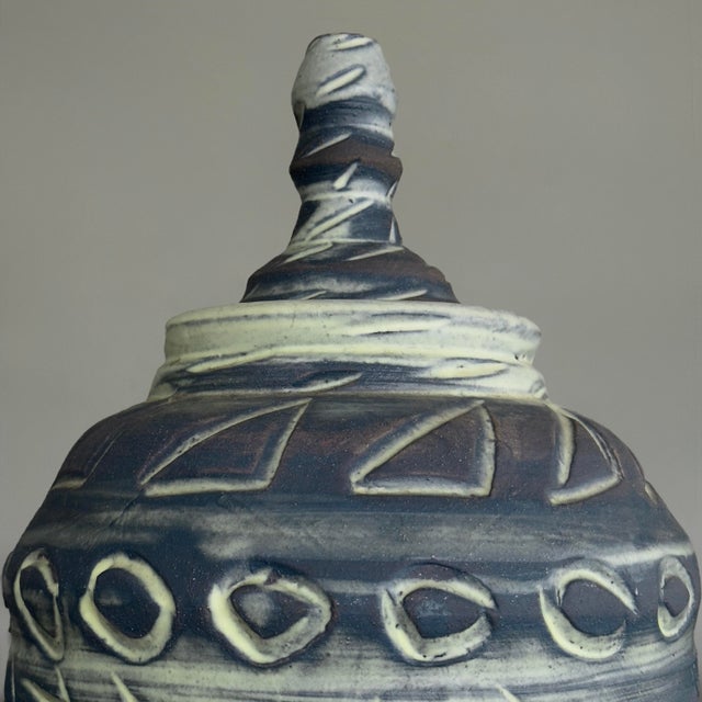1980s Vintage Abstract Expressionist Monumental Sgraffito Lidded Jar by Arnie Zimmerman, Signed (1982) For Sale - Image 5 of 10