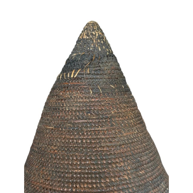 This antique African Tutsi basket, called an Agesaki, is a prime example of the master weaving techniques of the Tutsi...