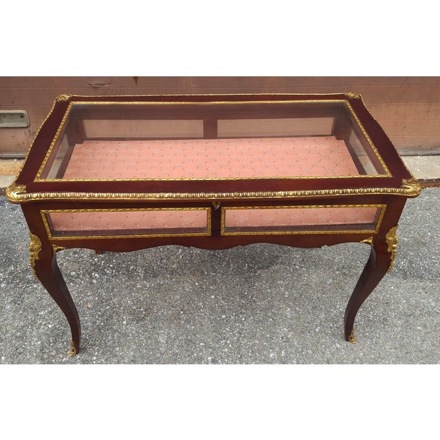 Mid 20th Century Louis XV Style Gilt Bronze Mounted Mahogany Bijouterie or Vitrine Display Table. For Sale - Image 13 of 18