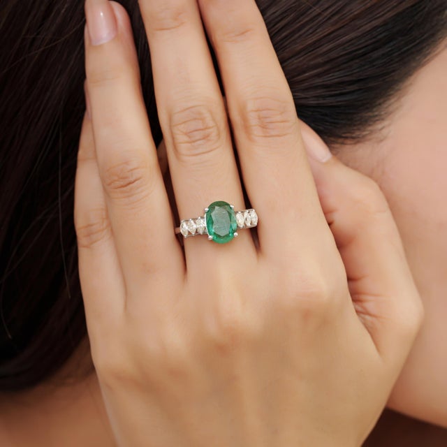 Modern Mid Century Style 2.54 Ct Oval Emerald & Marquise Diamond Ring in 925 Silver Size 7.5 For Sale - Image 6 of 14