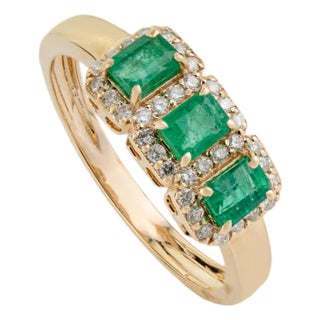 14k Yellow Gold Modern Classic Emerald Diamond Three Stone Ring Size 8 For Sale