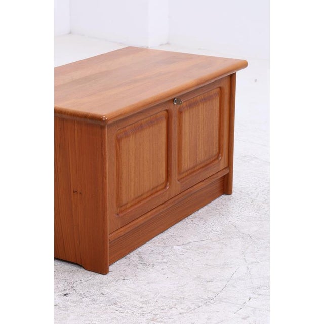 Vintage chest from Dyrlund, crafted from warm teak with a finely worked front and rounded top. The lid opens to reveal...