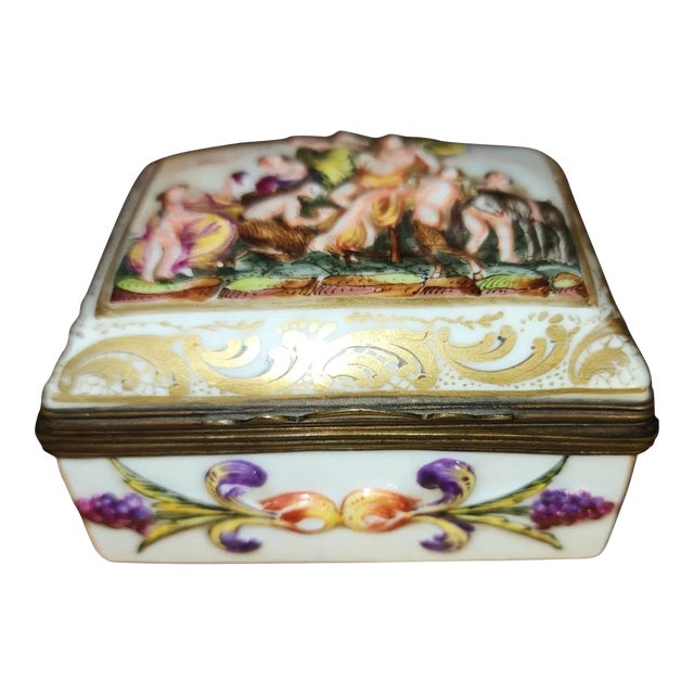 18th Century Capodimonte Snuff Box For Sale