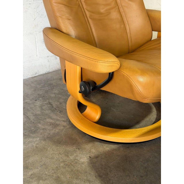 Animal Skin Ekornes Stressless Tan Leather Lounge Chair With Ottoman Mid-Century Modern 1980s For Sale - Image 7 of 13
