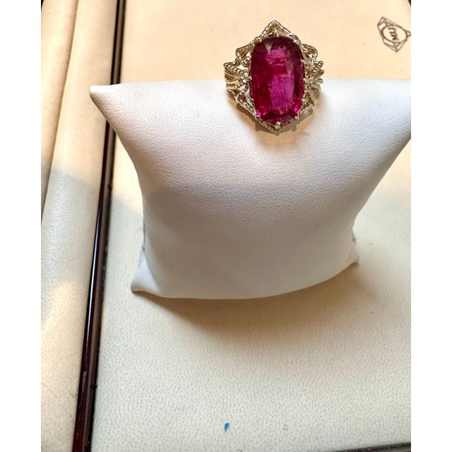 The School of Paris 10 Carat Oval Cut Natural Pink Tourmaline 14 Karat Yellow Gold Ring For Sale - Image 3 of 18