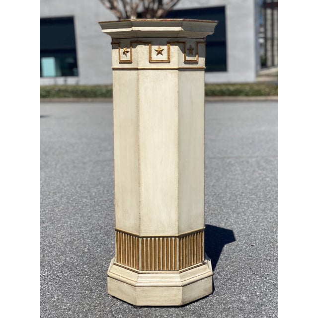This is a really cool traditional wooden pedestal. The pedestal has been painted in a creamy, off white finish and has...