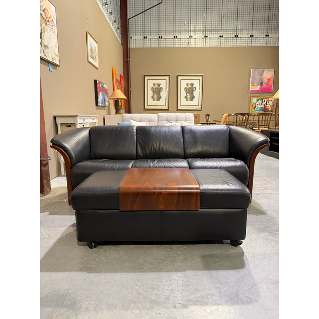 Mid-Century Modern 1990s Ekornes Stressless Scandinavian Black Paloma Leather Double Ottoman With Curved Wood Tabletop For Sale - Image 3 of 9