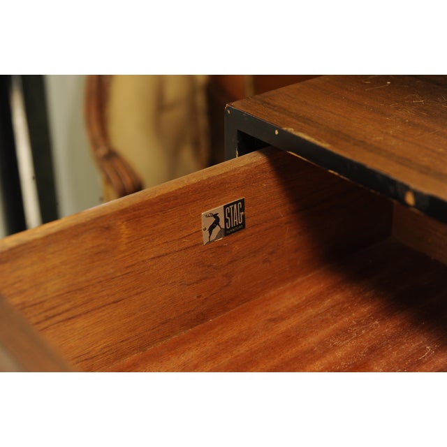 1960s Stag C Range Walnut Chest of Four Drawers by John & Sylvia Reid, 1960s For Sale - Image 5 of 7