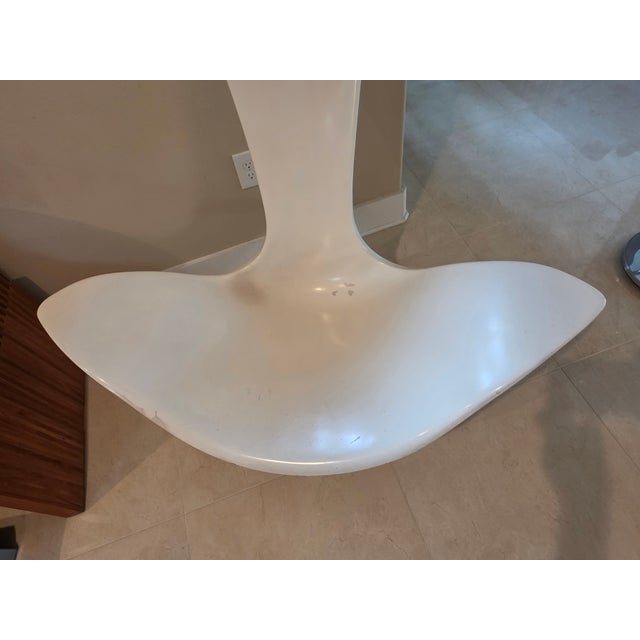 This listing consists of a midcentury modern fiberglass tulip chair by Erwin and Estelle Laverne. It's in good condition...