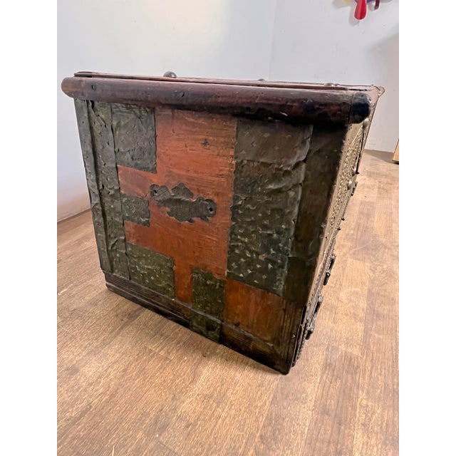 Antique 18th Century Zanzibar Trunk With Studded Copper Decoration For Sale - Image 10 of 12