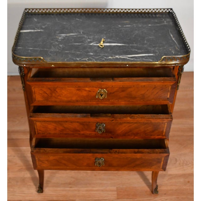 1900 French Louis XV Walnut Satinwood Marble Top Nightstand Bedside Table For Sale - Image 9 of 14