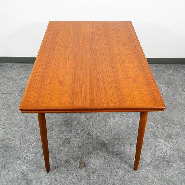 This is an excellent restored teak dining table, made in Denmark. It features two extendable draw leaves, that pull out to...