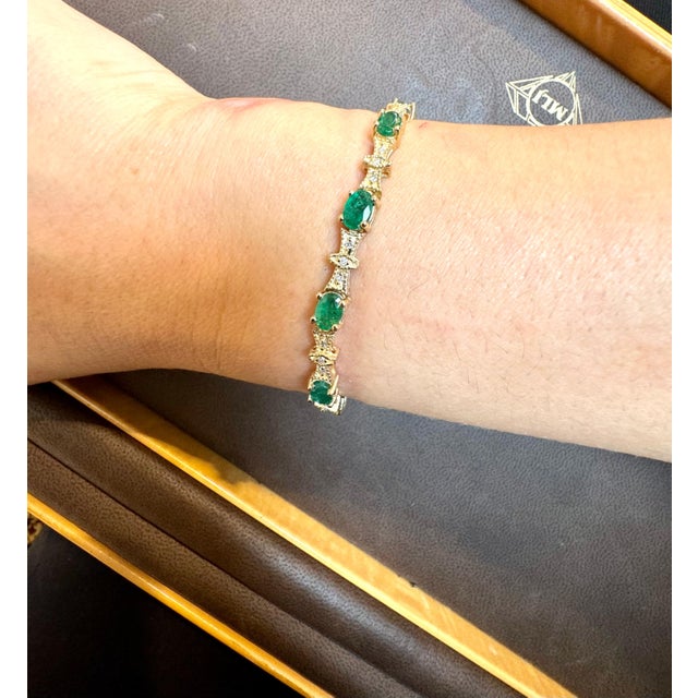 5 Carat Emerald Tennis Bracelet 14 Karat Yellow Gold, 6.5 Inch For Sale - Image 10 of 18