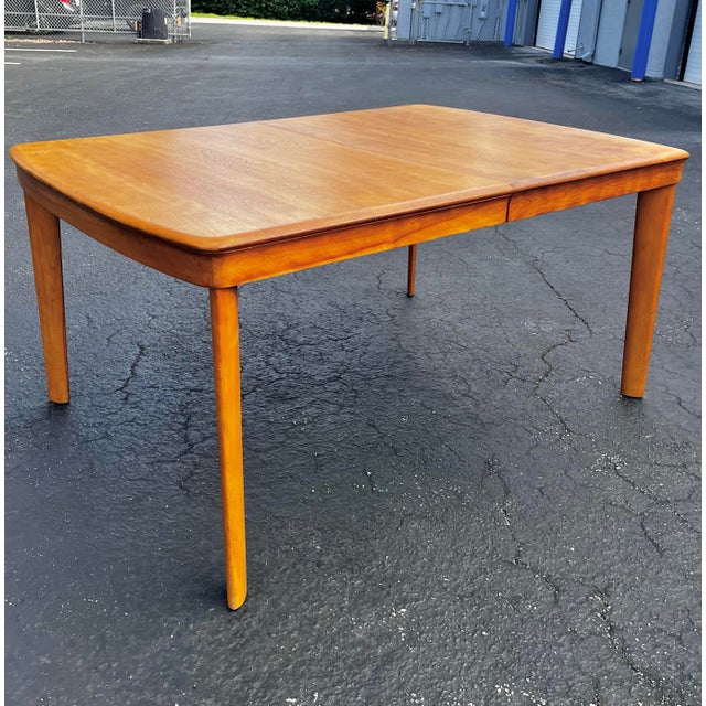 Tan Mid Century Modern Birch Extendable Dining Table With Self-Storing Leafs | in the Style of Heywood-Wakefield For Sale - Image 8 of 12