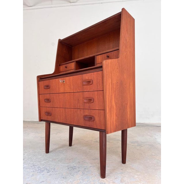 This Danish secretary desk from Handbjerg Møbelfabrik showcases the functional elegance of the 1960s. Crafted from high-...