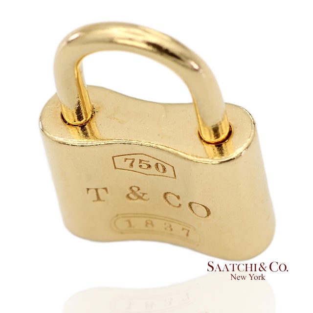 Tiffany and Co. Early 19th Century Tiffany & Co. 18k Yellow Gold Padlock Charm Pendant Necklace (Non Openable) For Sale - Image 4 of 12